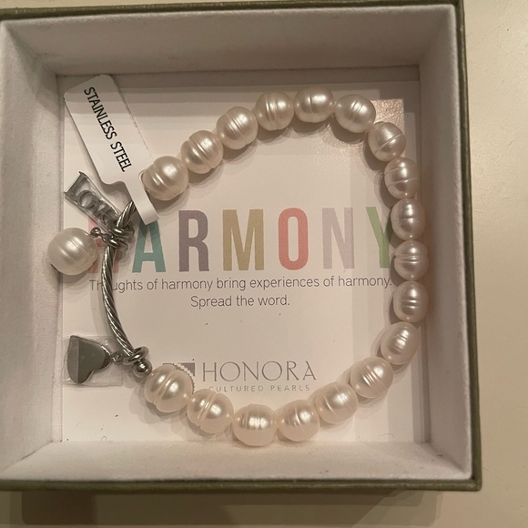 Brand new Hannora cultured pearl bracelet with charms - Picture 3 of 3